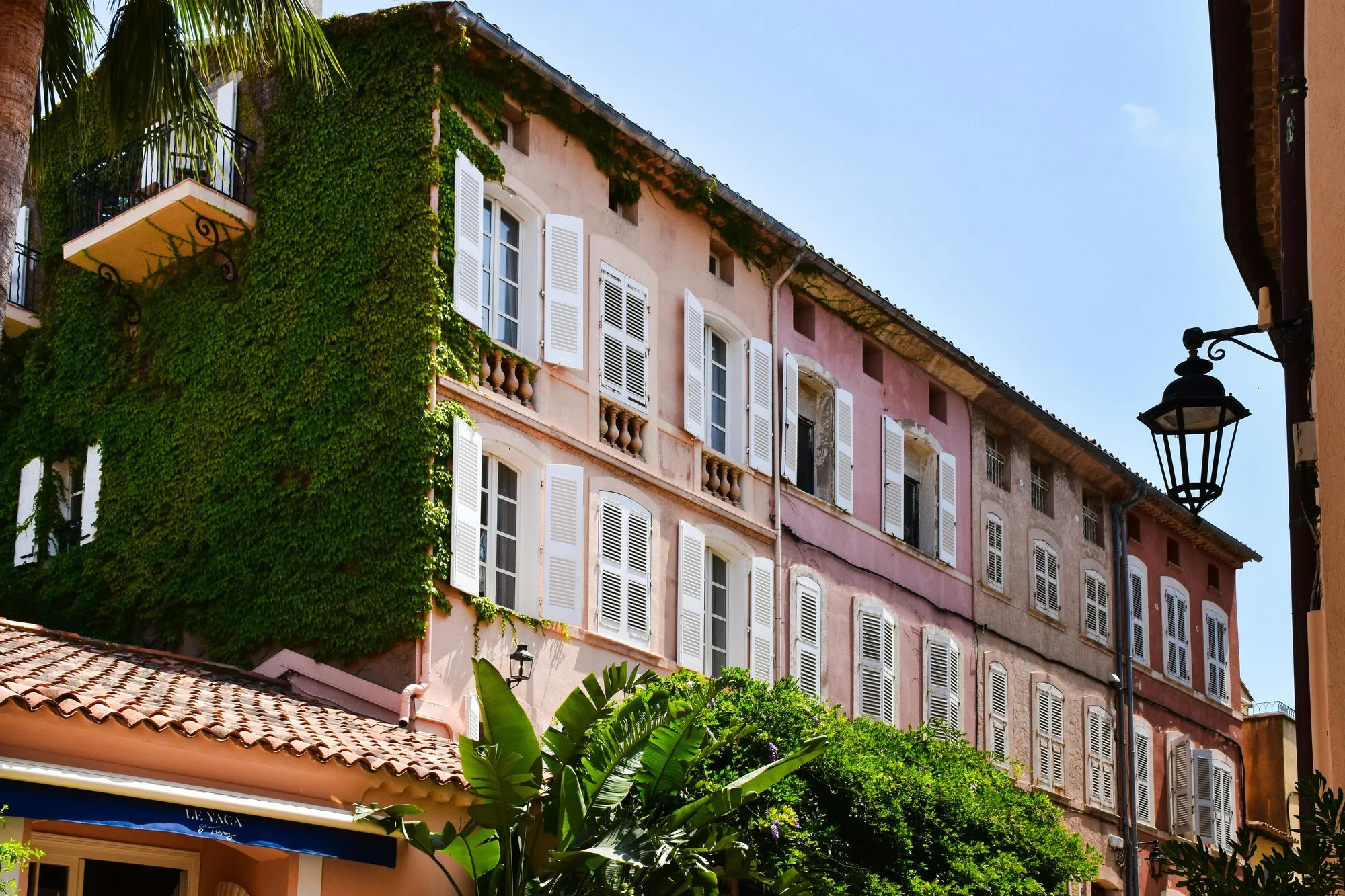 Adresses confidentielles à Saint-Tropez — ruelle aux façades roses du village
